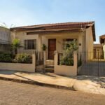 Fachada de casa residencial retomada em processo de leilao do Banco do Brasil
