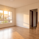Sala vazia de imovel com caixas de mudanca empilhadas