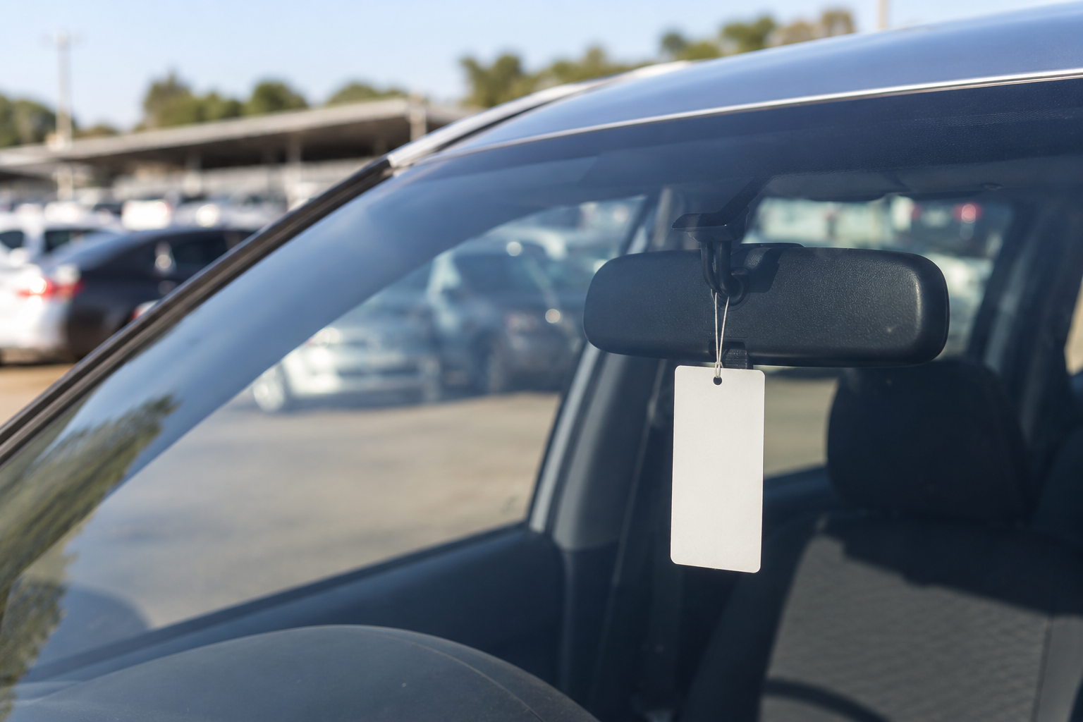 Carro estacionado em patio de leilao com etiqueta de identificacao no retrovisor