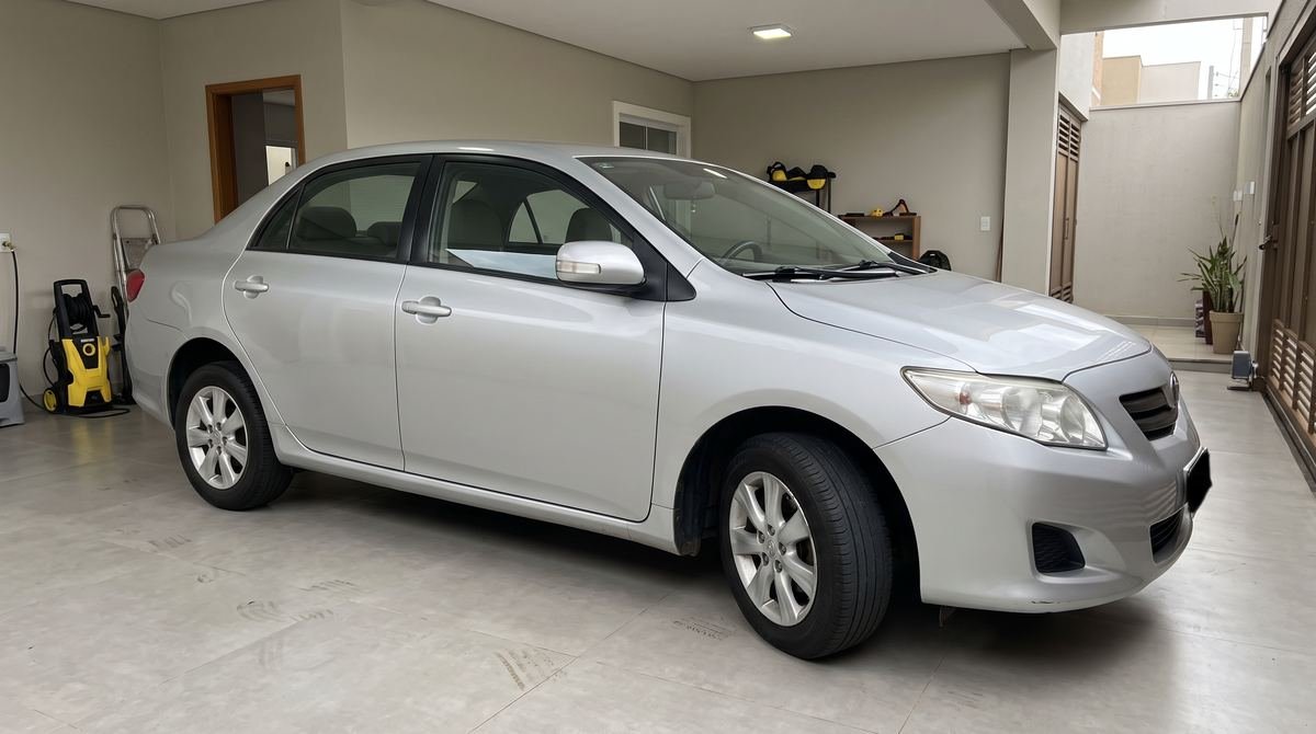 Carro sedan usado estacionado em uma garagem residencial